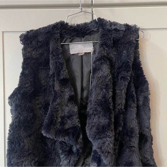 Tart Collections XS Navy Faux Fur Ramona Vest NWT Asymetrical Designer Soft - Picture 6 of 8